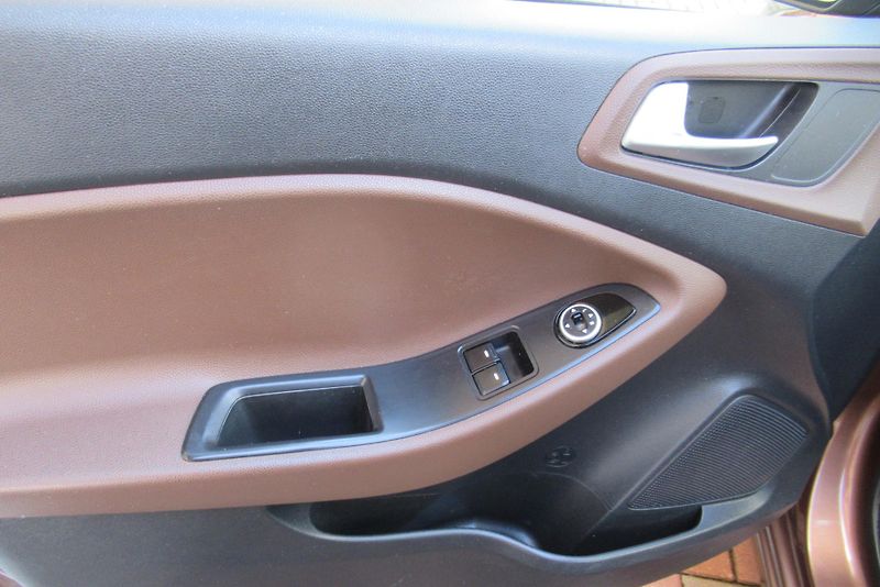 Hyundai i20 1.2i KLIMA PŮVOD ČR 1 MAJITEL - fotka 15 z 19