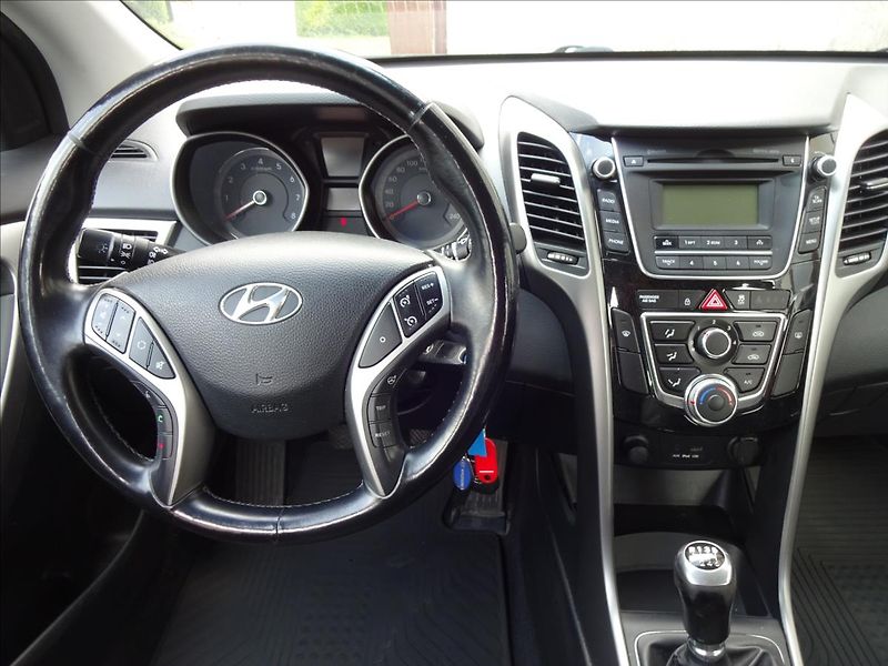 Hyundai i30 1,6i 88kW - fotka 31 z 48
