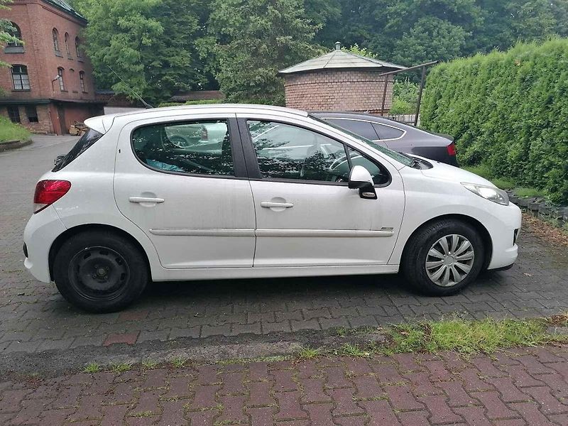 Pootevřené okénko může v létě působit jako praktická pomoc proti horku. Při odchodu od auta však rozhoduje jeho celkové zabezpečení.