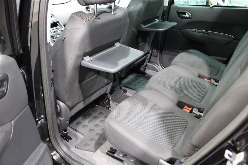 Peugeot 5008 2,0 HDI 120kW 7 míst - fotka 12 z 32