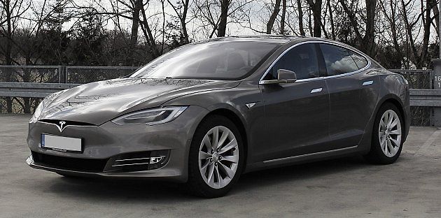 Tesla Model S se na trhu ojetin objevuje v širokém cenovém rozpětí. U starších kusů nerozhoduje jen nájezd a stav baterie, ale také to, zda vůz stále nabízí bezplatné nabíjení., zdroj: Peteratkins /Wikimedia CC 4.0