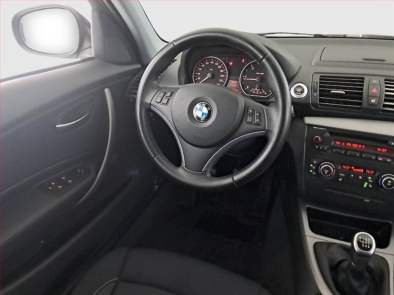 BMW Řada 1 (2010) 116d, po STK, pěkný stav - fotka 7 z 16