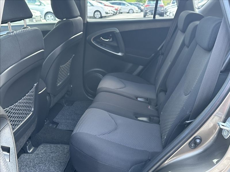 Toyota RAV4 2,0 158PS  Life A/T 4x4 - fotka 14 z 51