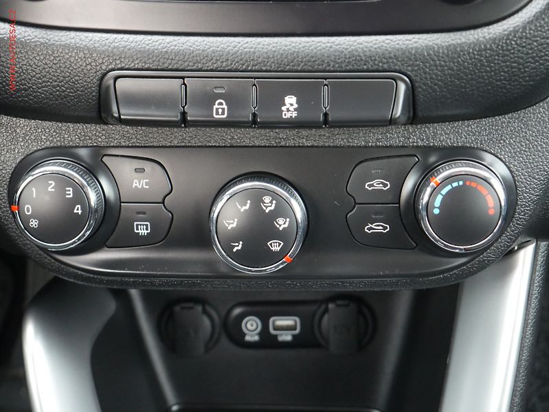 Kia Ceed (2016) 1.6 CRDi, ČR, AC, tempo, - fotka 12 z 15