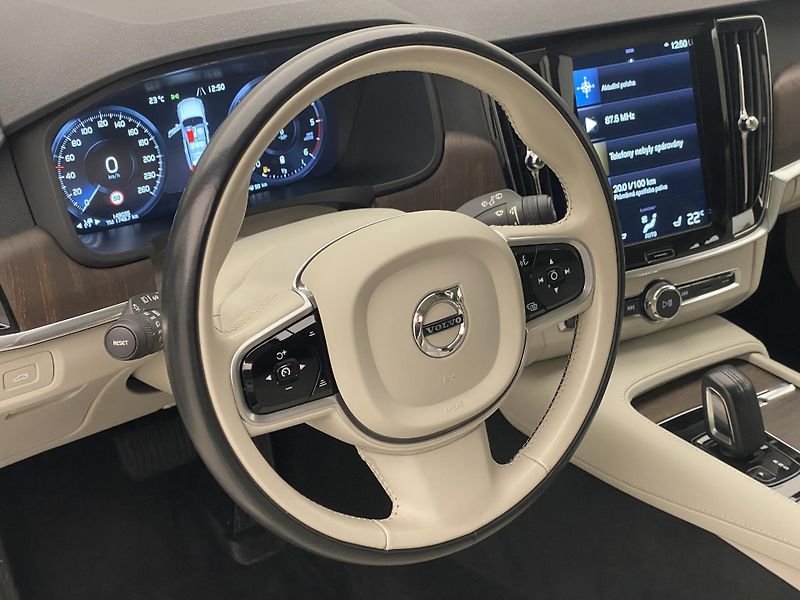 Volvo V90 CC B4 AWD MOMENTUM AUT - fotka 19 z 52