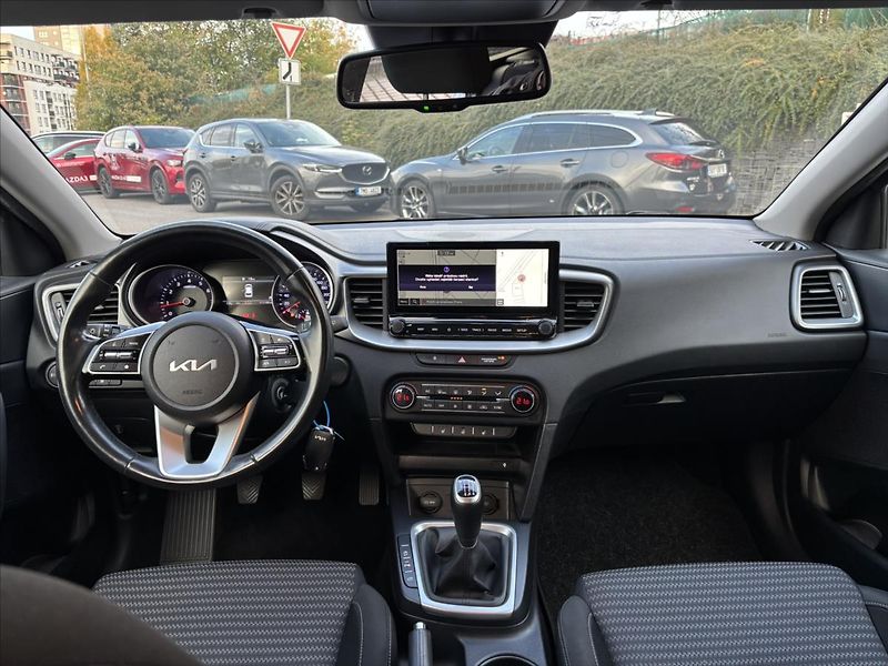Kia Ceed 1,5 TGDi 118kW TOP ZÁRUKA NAVI - fotka 9 z 39