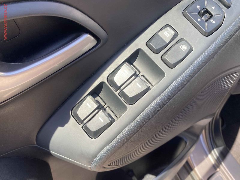 Hyundai ix35 (2012) 2.0 CRDi 4x4, Výhřev sed, - fotka 13 z 16