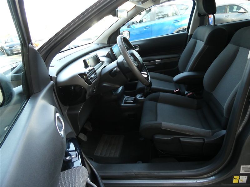 Citroën C4 Cactus 1,2 PureTech 60kW NAVI - fotka 17 z 34