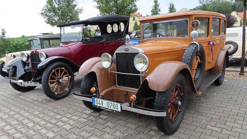 Pálavský Oldtimer přilákal na Břeclavsko desítky elegantnch veteránů.