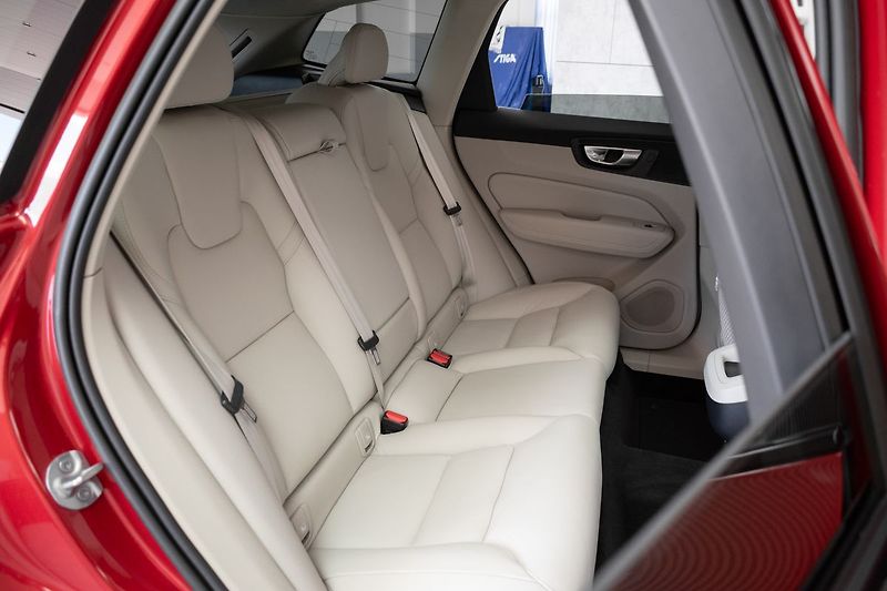 Volvo XC60 B5 184kW DARK PLUS*DPH*ČR 1.M* - fotka 13 z 39