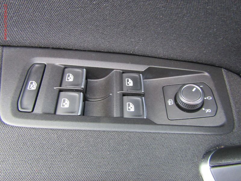 Volkswagen Touran (2015) 1.6TDI, AC, výhřev sed - fotka 14 z 15