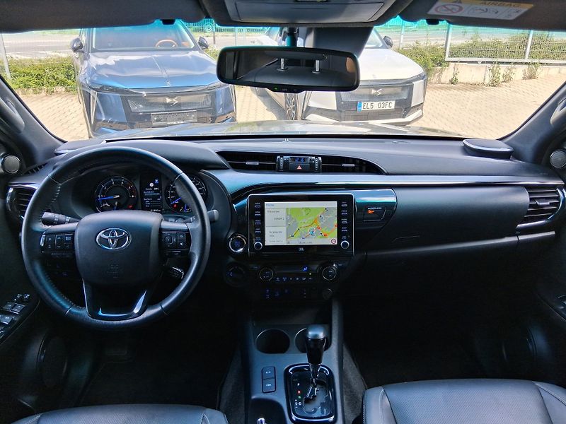 Toyota Hilux INVICTIBLE 2.8 D-4D 4x4 150kW - fotka 2 z 33