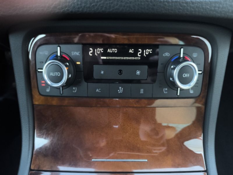 Volkswagen Touareg 3.0 TDi  R-Line - fotka 14 z 23
