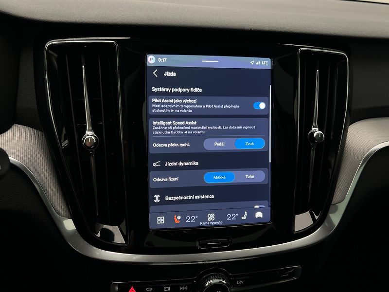 Volvo V60 B4 PLUS DARK AUT 1.maj. - fotka 39 z 47