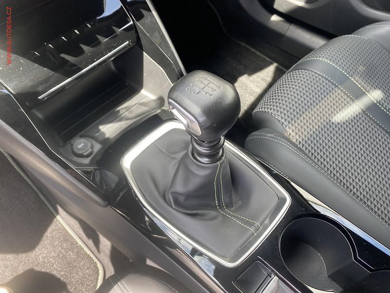 Peugeot 2008 (2021) 1.2 PT, GT, navi, kamera - fotka 14 z 18
