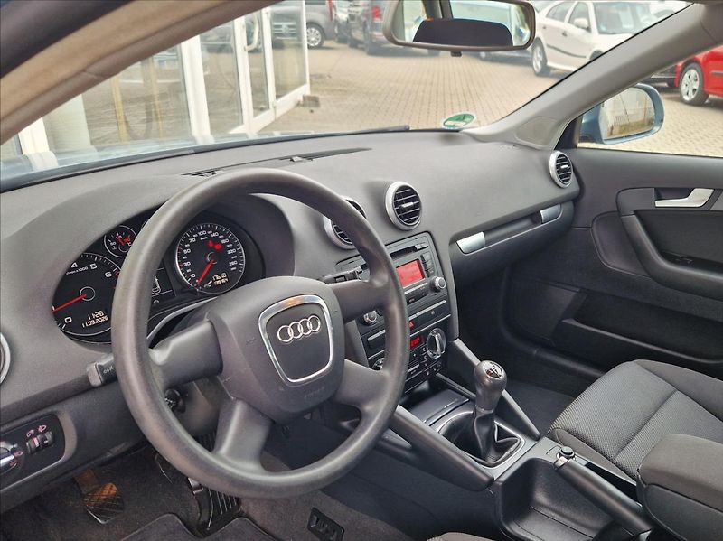Audi A3 1,6 MPI SPORTBACK AUTOAC PANO - fotka 21 z 32