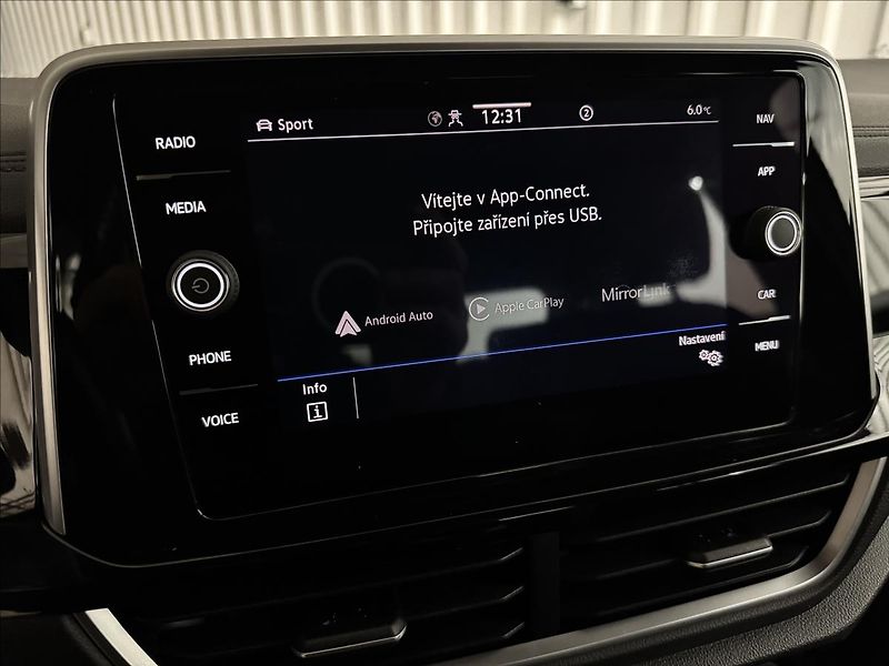 Volkswagen T-Roc R-LINE ACC NEZ-TOP 2XALU DPH - fotka 22 z 46