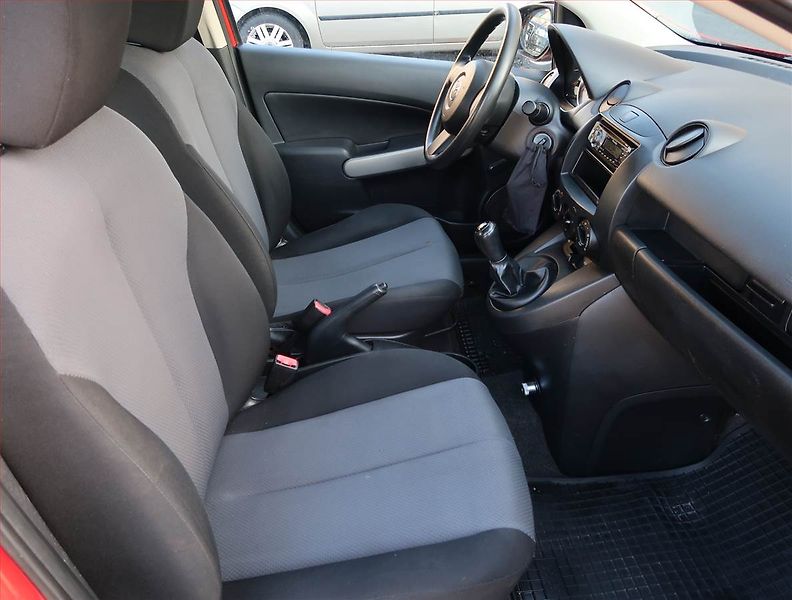 Mazda 2 (2009) 1.3 i, jezdí dobře - fotka 9 z 16