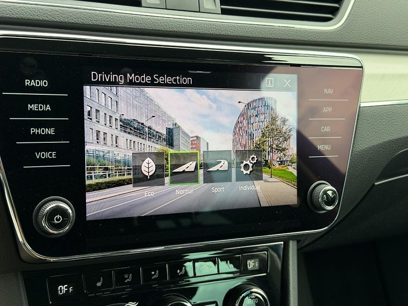 Škoda Superb  2.0 TDI 147kW Style Combi DSG - fotka 16 z 34