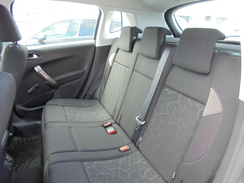 Peugeot 2008 (2015) 1.2 VTI-ČR-1.MAJITEL-SERVISKA - fotka 13 z 13