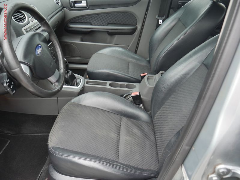 Ford Focus (2005) 2.0 TDCi, AC, xenon - fotka 9 z 15