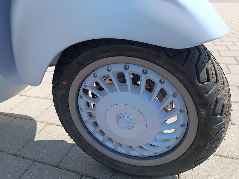 Vespa 946 (2025) 946 Snake Azzuro (sleva 20.000 - fotka 11 z 17