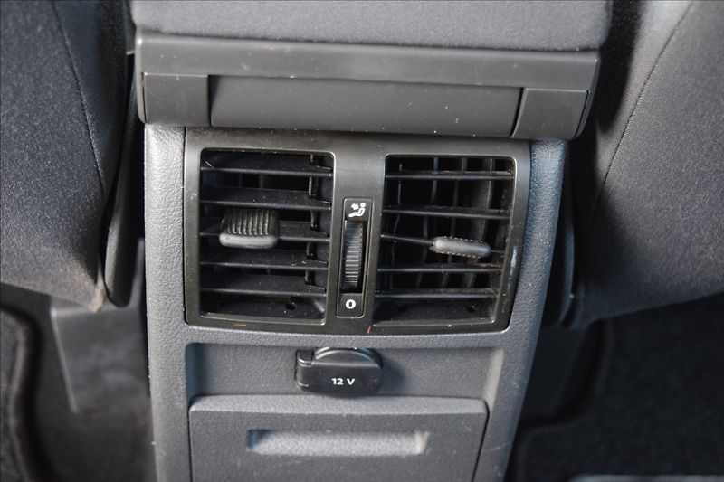Volkswagen Touran 1,4 i 103KW AUTOMAT TAŽNÉ NAVI - fotka 17 z 44