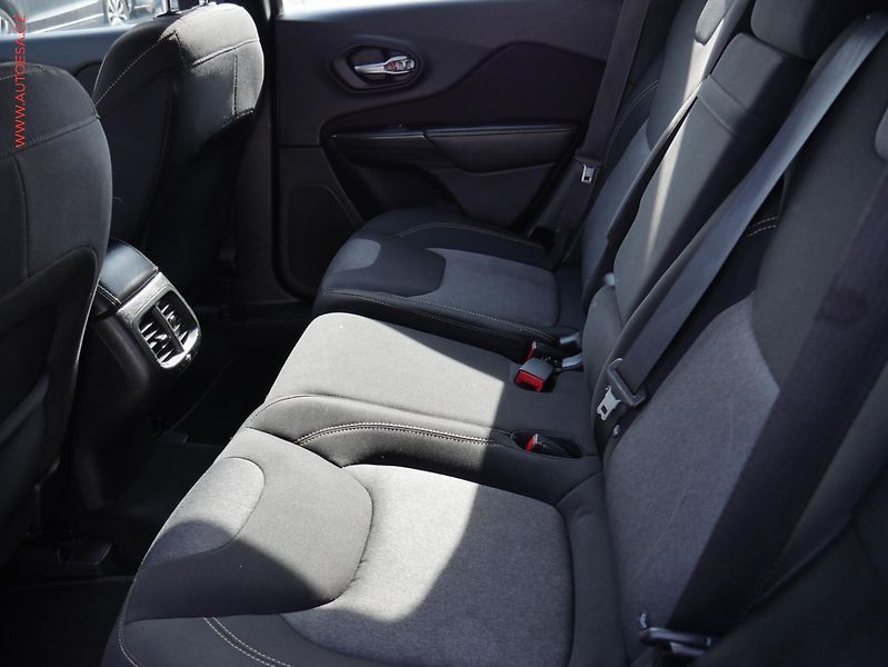 Jeep Cherokee (2014) 2.0 CRD 4x4, ČR, Longitude - fotka 10 z 25