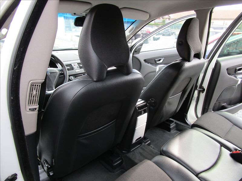 Volvo XC90 2.4 D5, AWD, automat, 7 míst - fotka 27 z 47