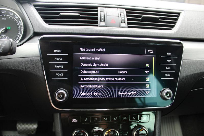 Škoda Superb (2018) 2,0TDI KŮŽE NAVI KLIMA  ALU 19 - fotka 25 z 44