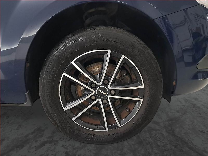Ford Focus (2009) 1.6 16V, po STK, rezervace - fotka 14 z 15