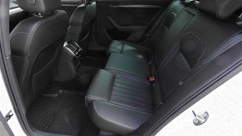 Škoda Superb 2.0 TDI DSG 4x4 Sportline 147k - fotka 20 z 29