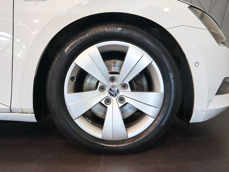 Škoda Superb 2.0 TDI DSG 140kW 4x4 L&K - fotka 25 z 25