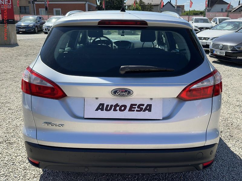 Ford Focus (2011) 1.6i, AC, park.asist - fotka 5 z 17