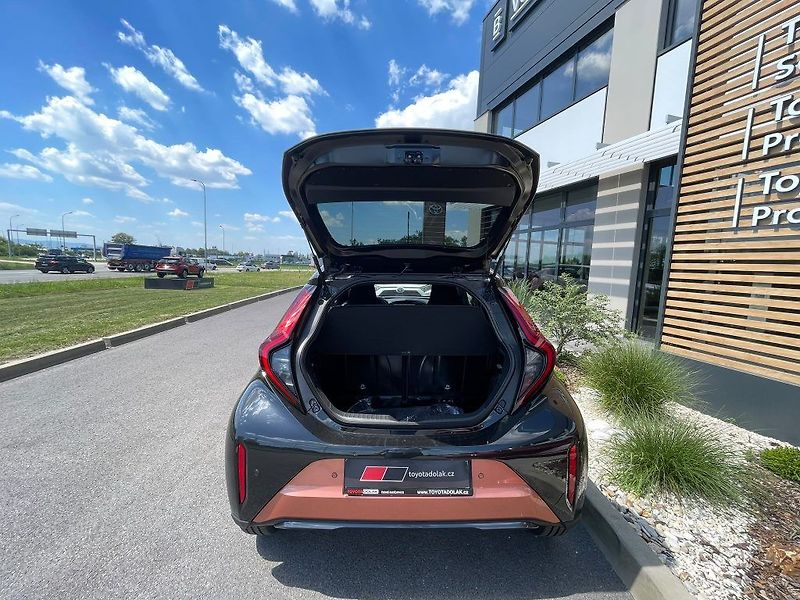 Toyota Aygo 1.5 Hybrid automat Executive - fotka 10 z 24