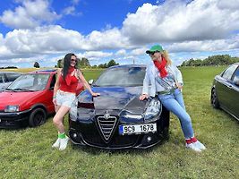 V areálu jindřichohradeckého letiště byla k vidění až sedmdesátka italských aut.