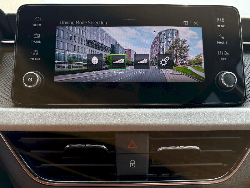 Škoda Scala (2025) DSG 1.0 TSI / 85 kW / TOP SELE - fotka 14 z 31