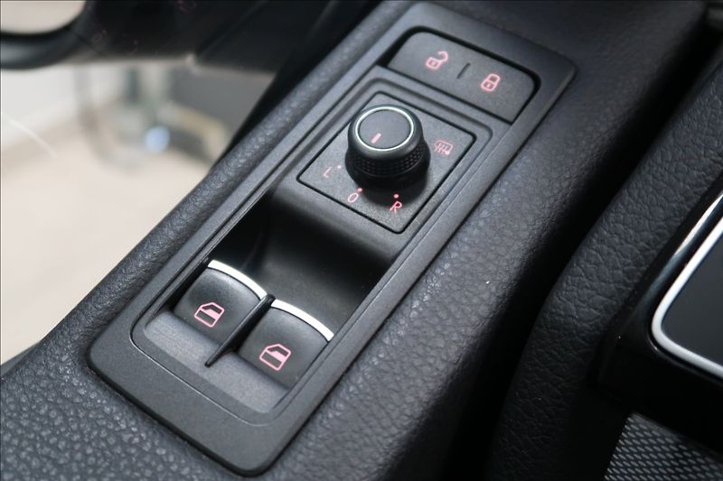 Volkswagen Multivan 2,0 TDI DSG 4MOTION HIGHLINE - fotka 16 z 45