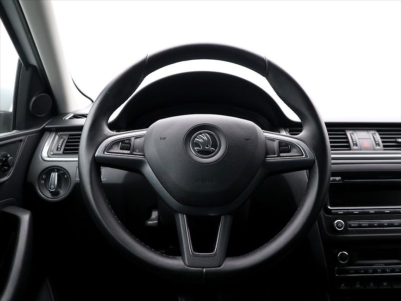 Škoda Rapid 1,2 TSI Drive Xenon 1.Maj. - fotka 15 z 32