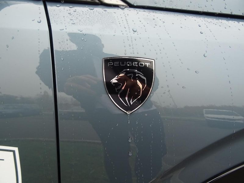 Peugeot 5008 (2024) e-GT 157 kW/210k (Bat. 73kWh) - fotka 13 z 60