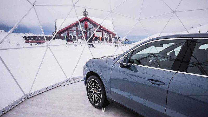 Porsche Cayenne v bublině 2286 metrů nad mořem.