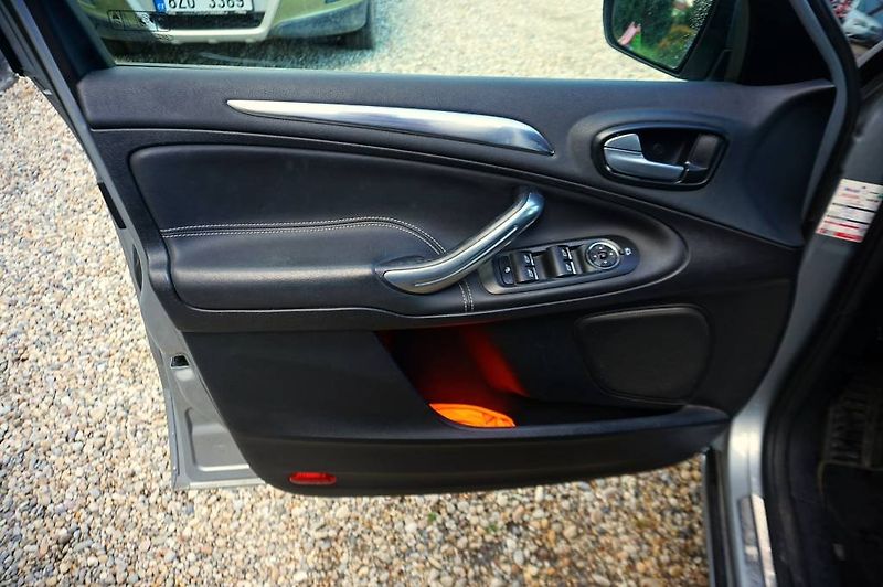 Ford S-MAX (2014) TITANIUM 2,0 TDCI 103 kW - fotka 21 z 39