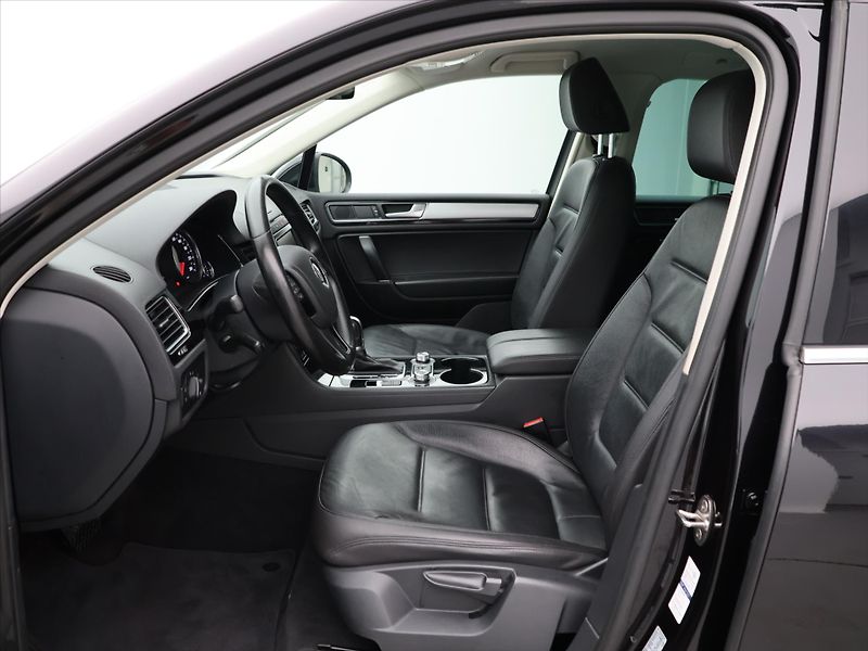 Volkswagen Touareg 3,0 TDI DSG 4M Exclusive 1.Maj - fotka 11 z 31