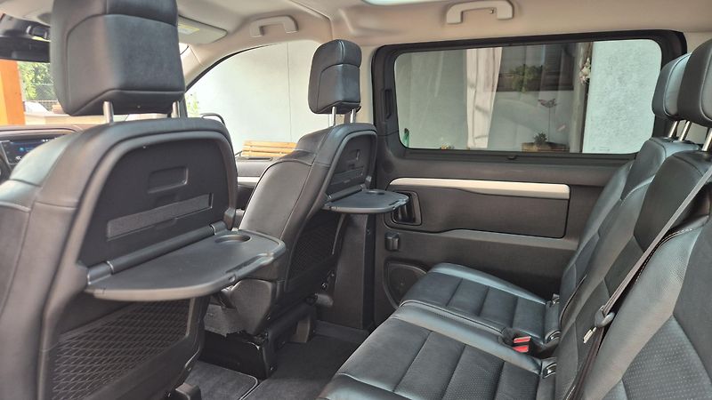 Peugeot Traveller (2021) 2.0 BlueHDi ALLURE L3 - fotka 17 z 25