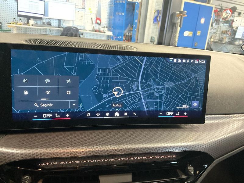 BMW Řada 3 330i xDrive Touring - fotka 7 z 14