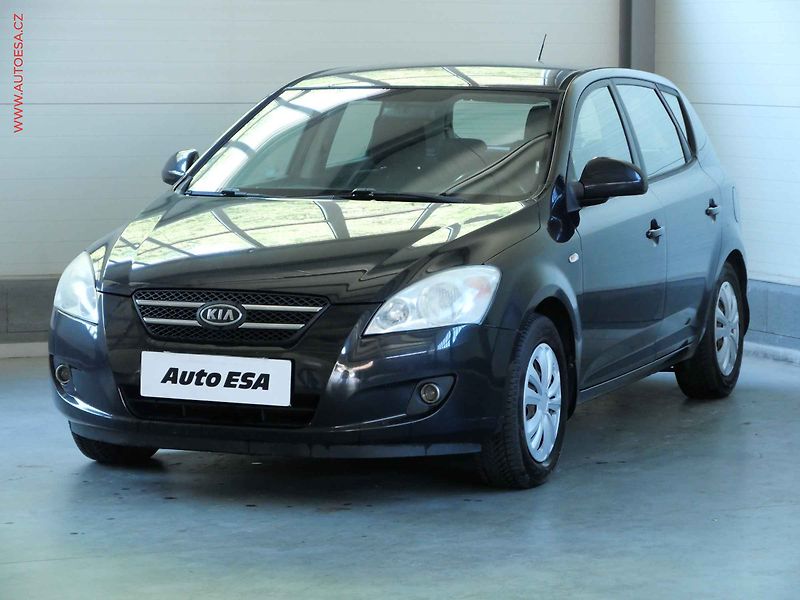 Kia Ceed (2009) 1.4CVVT, ČR, AC, park.čidla - fotka 3 z 20