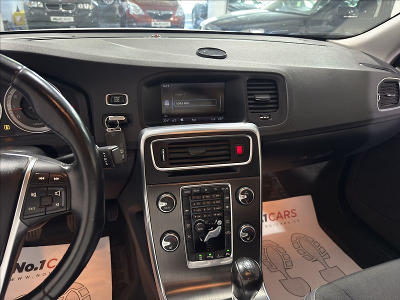 Volvo S60 1,6   T3 SUMMUM XENON BLIS - fotka 14 z 33