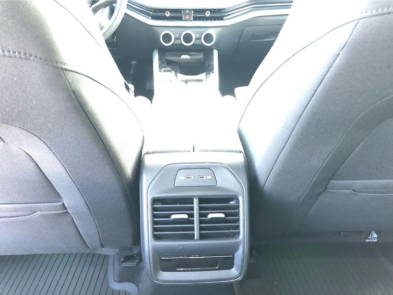 Škoda Superb COMBI 2.0 TDi DSG 7st. SELECTI - fotka 23 z 30