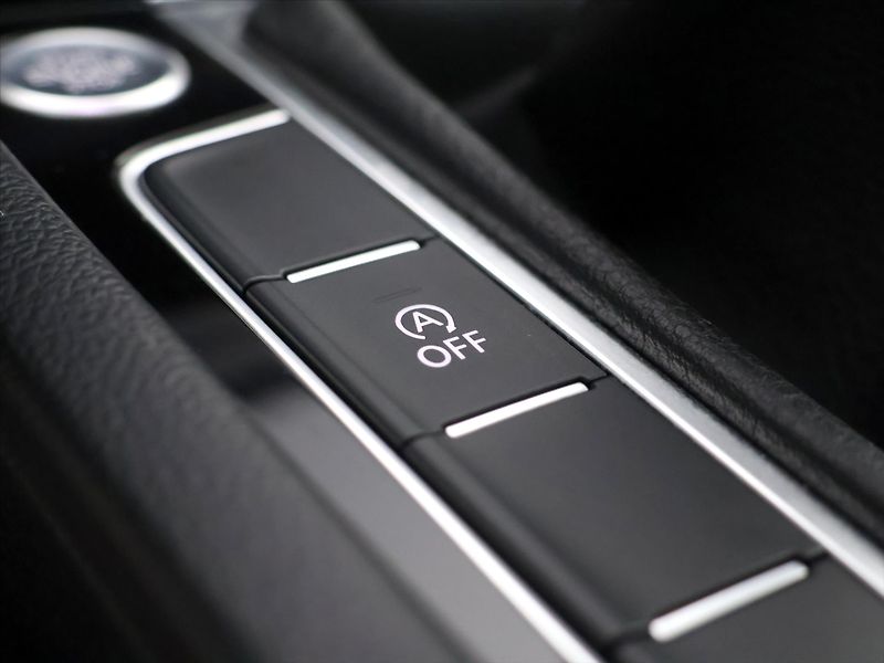 Volkswagen Passat 1,6 TDI Highline Tažné Panoram - fotka 27 z 37