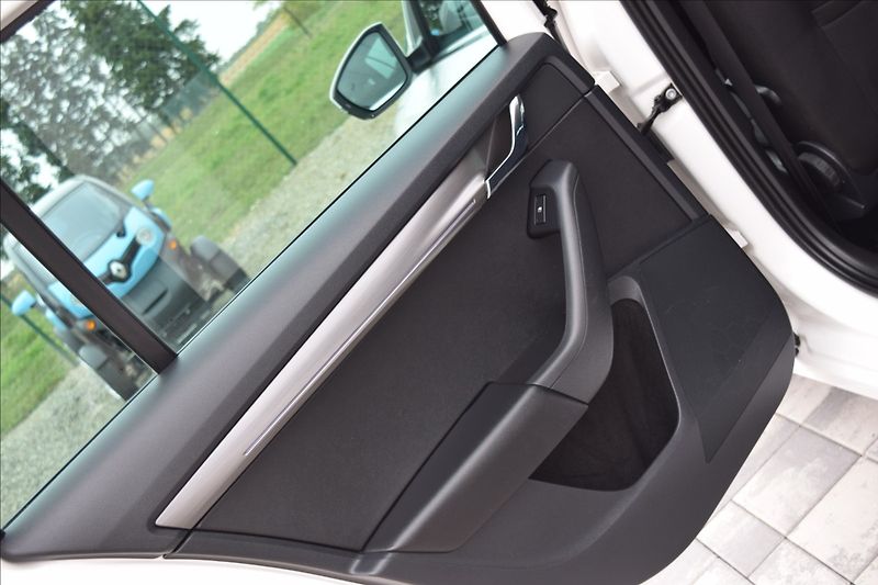 Škoda Octavia 1,6 TDI 85kw ALU KLIMA TAŽNÉ - fotka 16 z 48